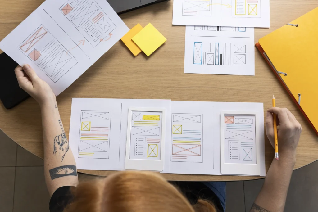 conceptrice web feminine prenant des notes au bureau 1